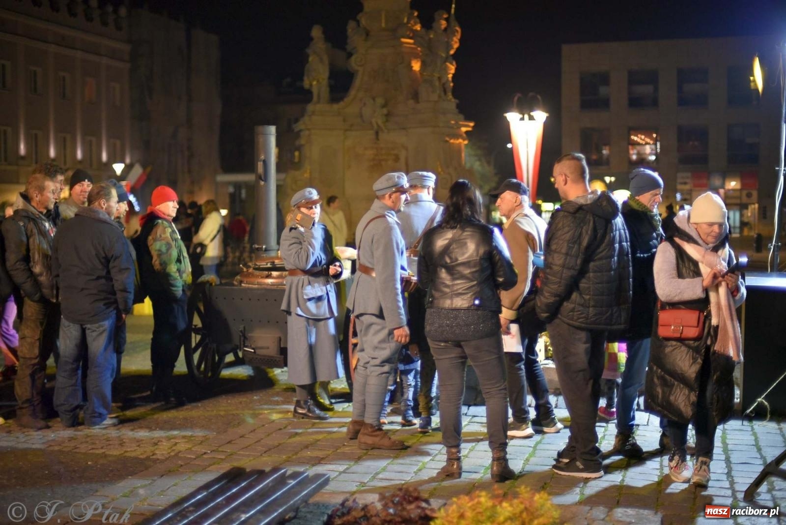 Zdjęcie w galerii na portalu naszraciborz.pl: Klimat jak z czasów legionów. Świąteczny piknik na raciborskim Rynku [FOTO i WIDEO] wiadomości z regionu