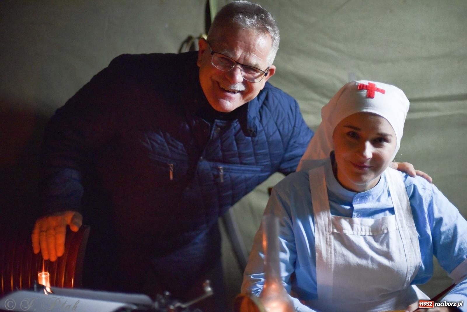 Zdjęcie w galerii na portalu naszraciborz.pl: Klimat jak z czasów legionów. Świąteczny piknik na raciborskim Rynku [FOTO i WIDEO] wiadomości z regionu