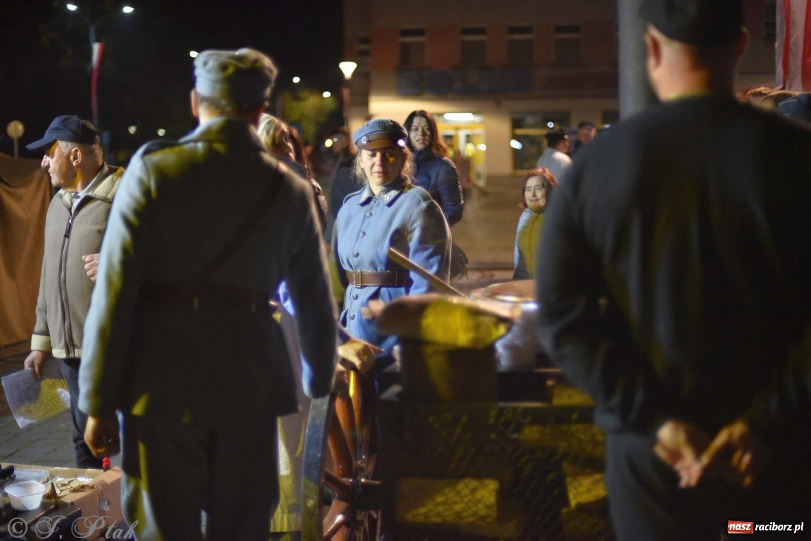 Zdjęcie w galerii na portalu naszraciborz.pl: Klimat jak z czasów legionów. Świąteczny piknik na raciborskim Rynku [FOTO i WIDEO] wiadomości z regionu