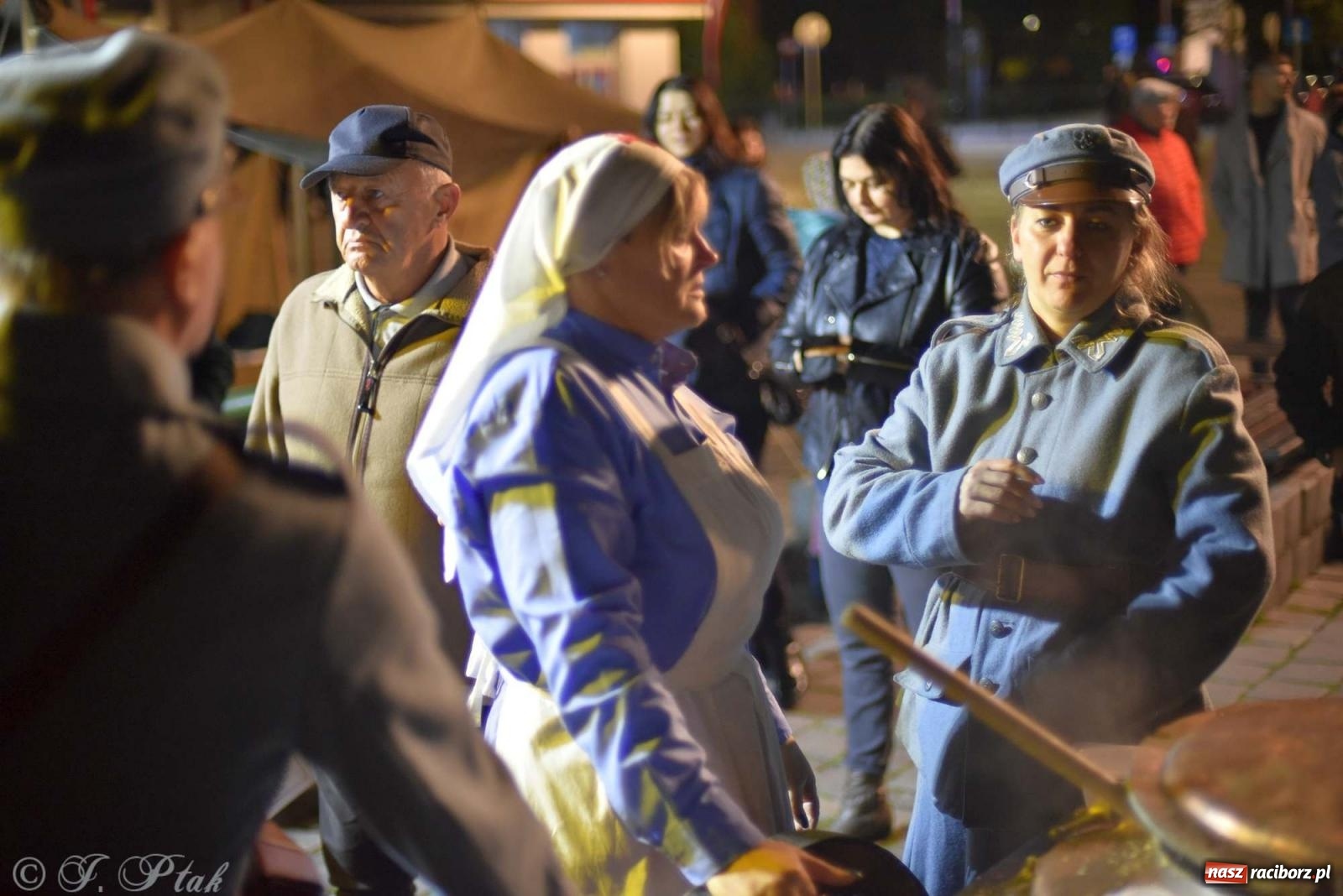 Zdjęcie w galerii na portalu naszraciborz.pl: Klimat jak z czasów legionów. Świąteczny piknik na raciborskim Rynku [FOTO i WIDEO] wiadomości z regionu