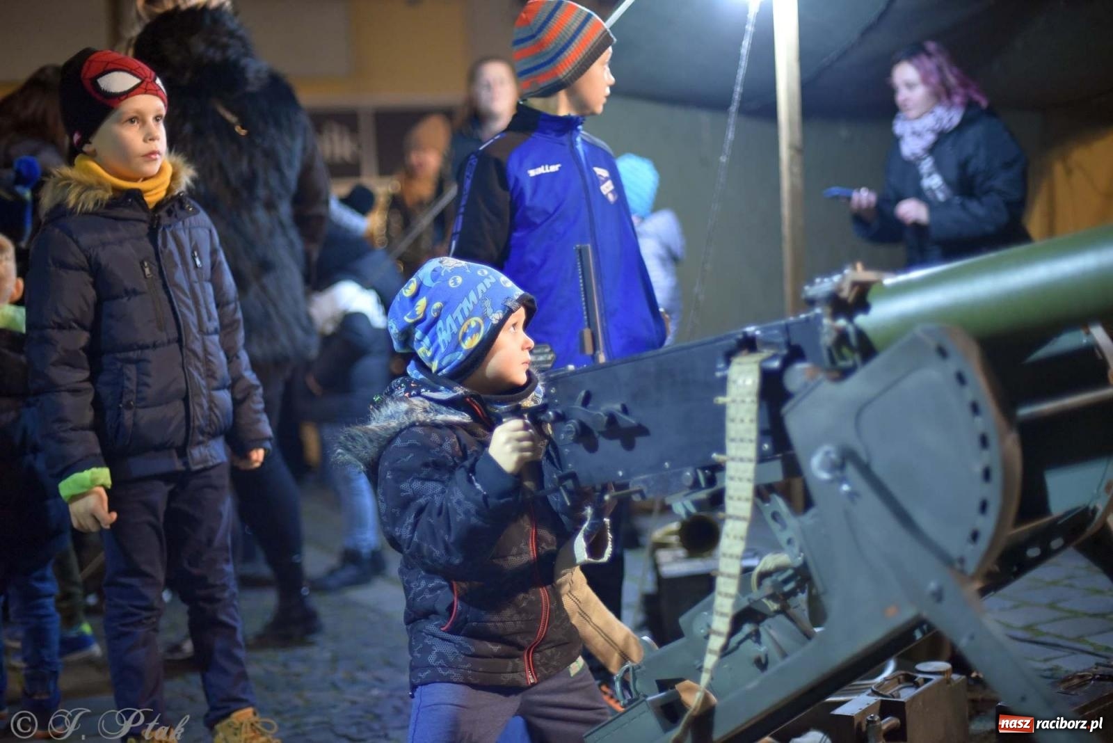 Zdjęcie w galerii na portalu naszraciborz.pl: Klimat jak z czasów legionów. Świąteczny piknik na raciborskim Rynku [FOTO i WIDEO] wiadomości z regionu
