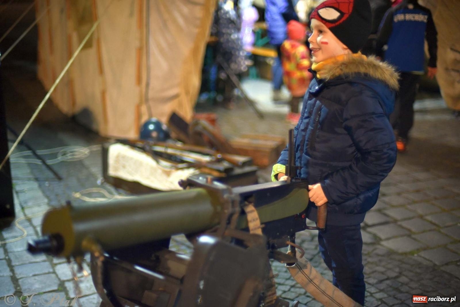 Zdjęcie w galerii na portalu naszraciborz.pl: Klimat jak z czasów legionów. Świąteczny piknik na raciborskim Rynku [FOTO i WIDEO] wiadomości z regionu