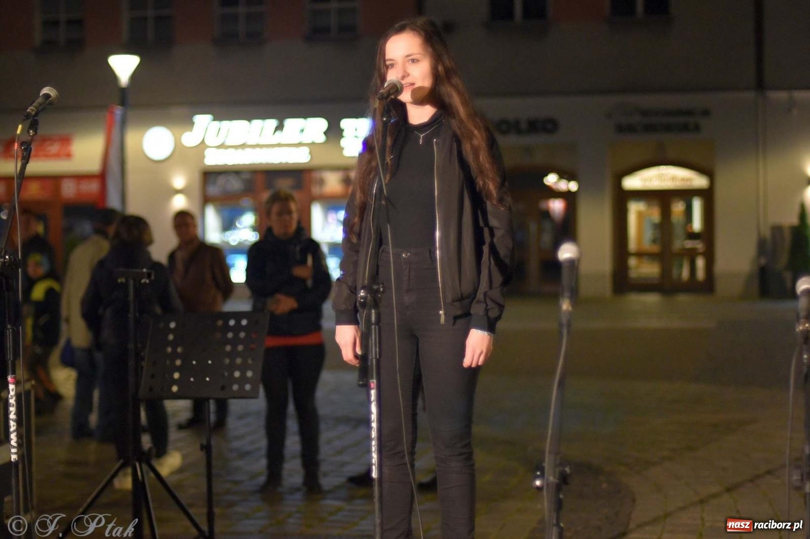 Zdjęcie w galerii na portalu naszraciborz.pl: Klimat jak z czasów legionów. Świąteczny piknik na raciborskim Rynku [FOTO i WIDEO] wiadomości z regionu
