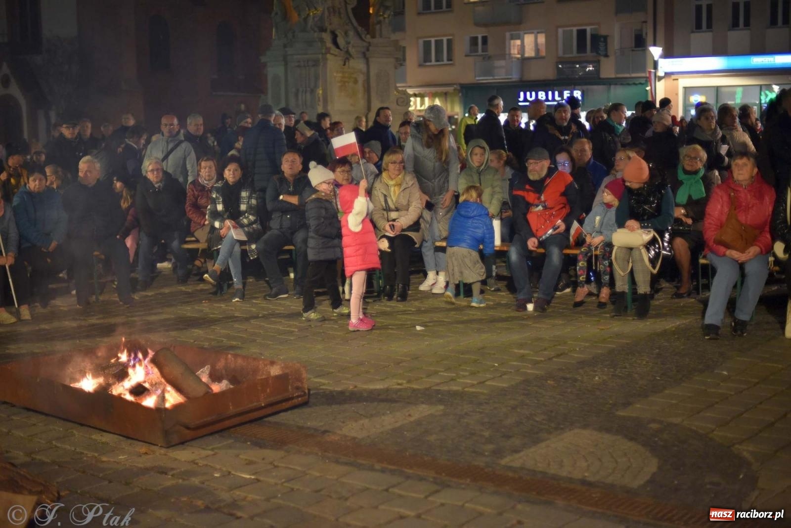 Zdjęcie w galerii na portalu naszraciborz.pl: Klimat jak z czasów legionów. Świąteczny piknik na raciborskim Rynku [FOTO i WIDEO] wiadomości z regionu