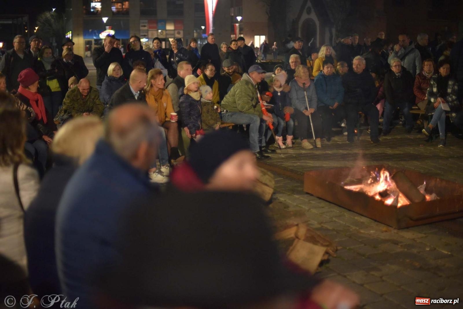 Zdjęcie w galerii na portalu naszraciborz.pl: Klimat jak z czasów legionów. Świąteczny piknik na raciborskim Rynku [FOTO i WIDEO] wiadomości z regionu