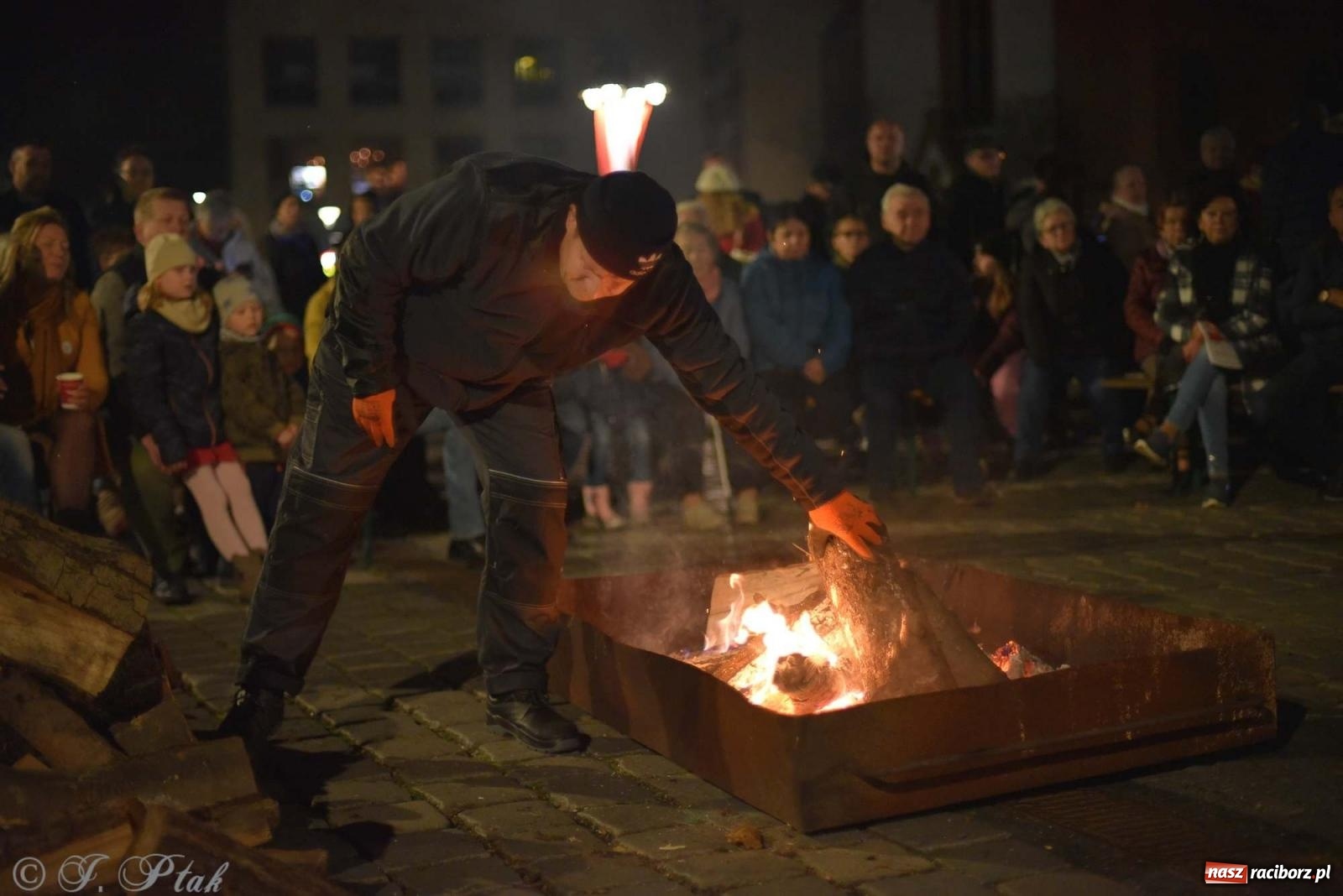 Zdjęcie w galerii na portalu naszraciborz.pl: Klimat jak z czasów legionów. Świąteczny piknik na raciborskim Rynku [FOTO i WIDEO] wiadomości z regionu