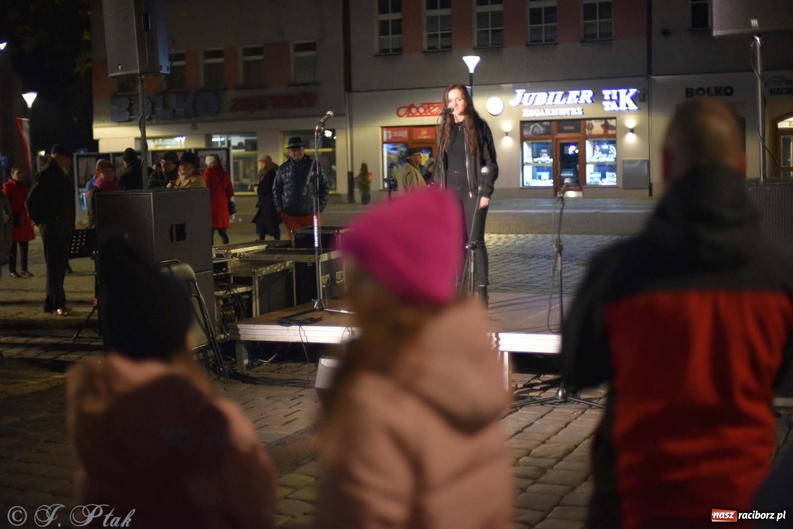 Zdjęcie w galerii na portalu naszraciborz.pl: Klimat jak z czasów legionów. Świąteczny piknik na raciborskim Rynku [FOTO i WIDEO] wiadomości z regionu