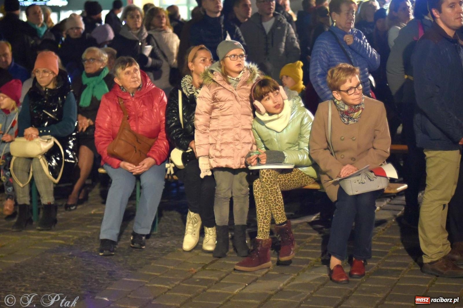 Zdjęcie w galerii na portalu naszraciborz.pl: Klimat jak z czasów legionów. Świąteczny piknik na raciborskim Rynku [FOTO i WIDEO] wiadomości z regionu
