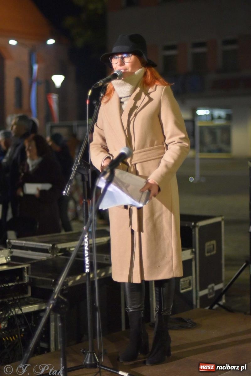 Zdjęcie w galerii na portalu naszraciborz.pl: Klimat jak z czasów legionów. Świąteczny piknik na raciborskim Rynku [FOTO i WIDEO] wiadomości z regionu