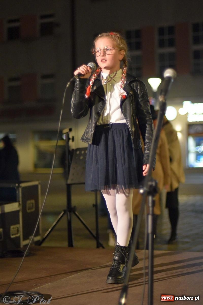 Zdjęcie w galerii na portalu naszraciborz.pl: Klimat jak z czasów legionów. Świąteczny piknik na raciborskim Rynku [FOTO i WIDEO] wiadomości z regionu