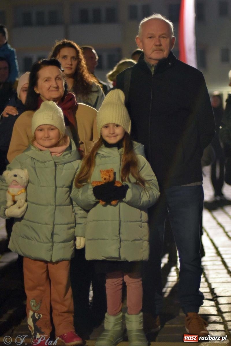 Zdjęcie w galerii na portalu naszraciborz.pl: Klimat jak z czasów legionów. Świąteczny piknik na raciborskim Rynku [FOTO i WIDEO] wiadomości z regionu
