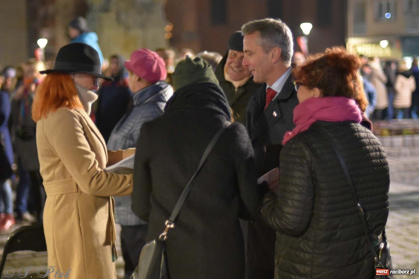 Zdjęcie w galerii na portalu naszraciborz.pl: Klimat jak z czasów legionów. Świąteczny piknik na raciborskim Rynku [FOTO i WIDEO] wiadomości z regionu