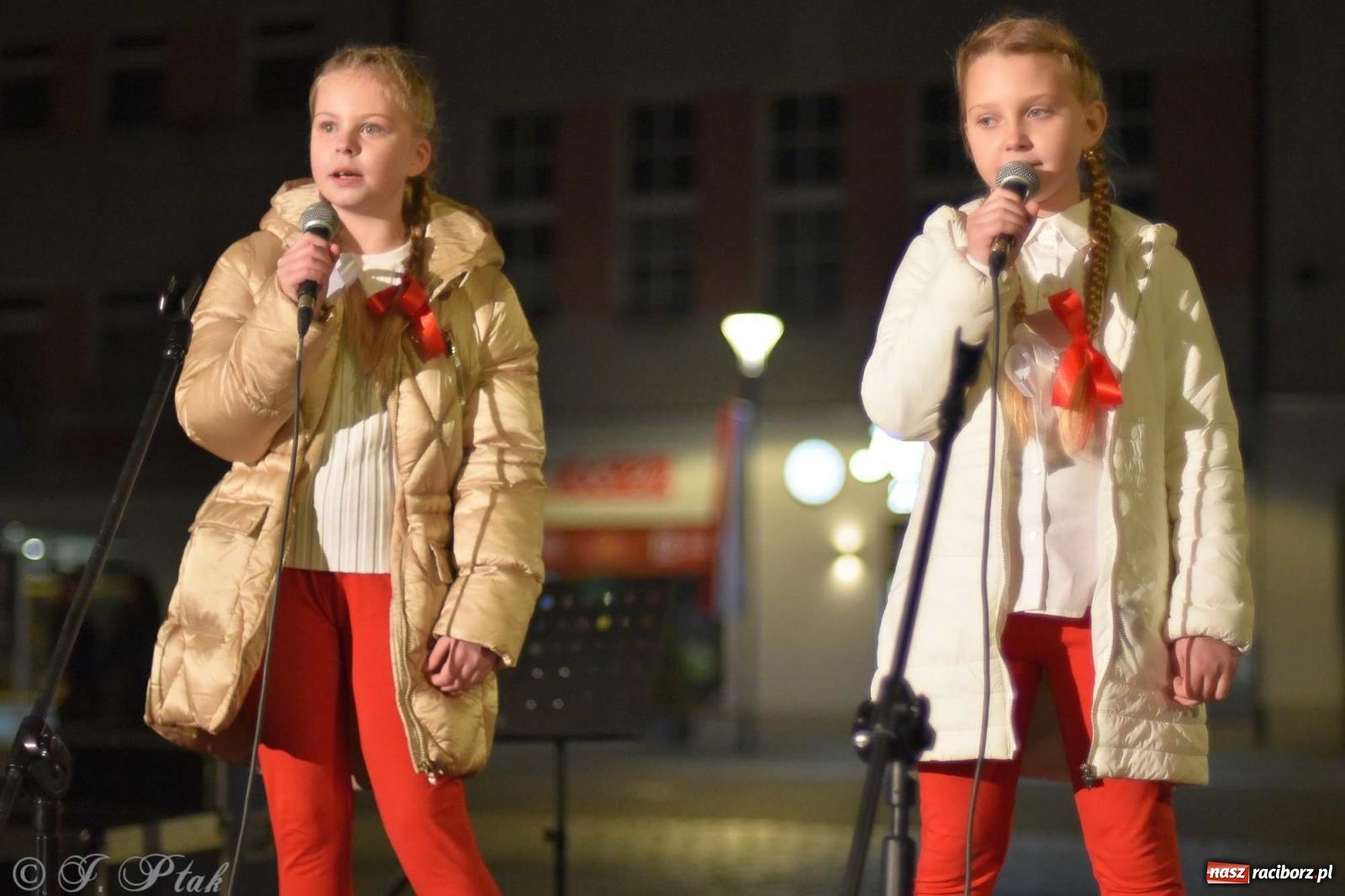 Zdjęcie w galerii na portalu naszraciborz.pl: Klimat jak z czasów legionów. Świąteczny piknik na raciborskim Rynku [FOTO i WIDEO] wiadomości z regionu