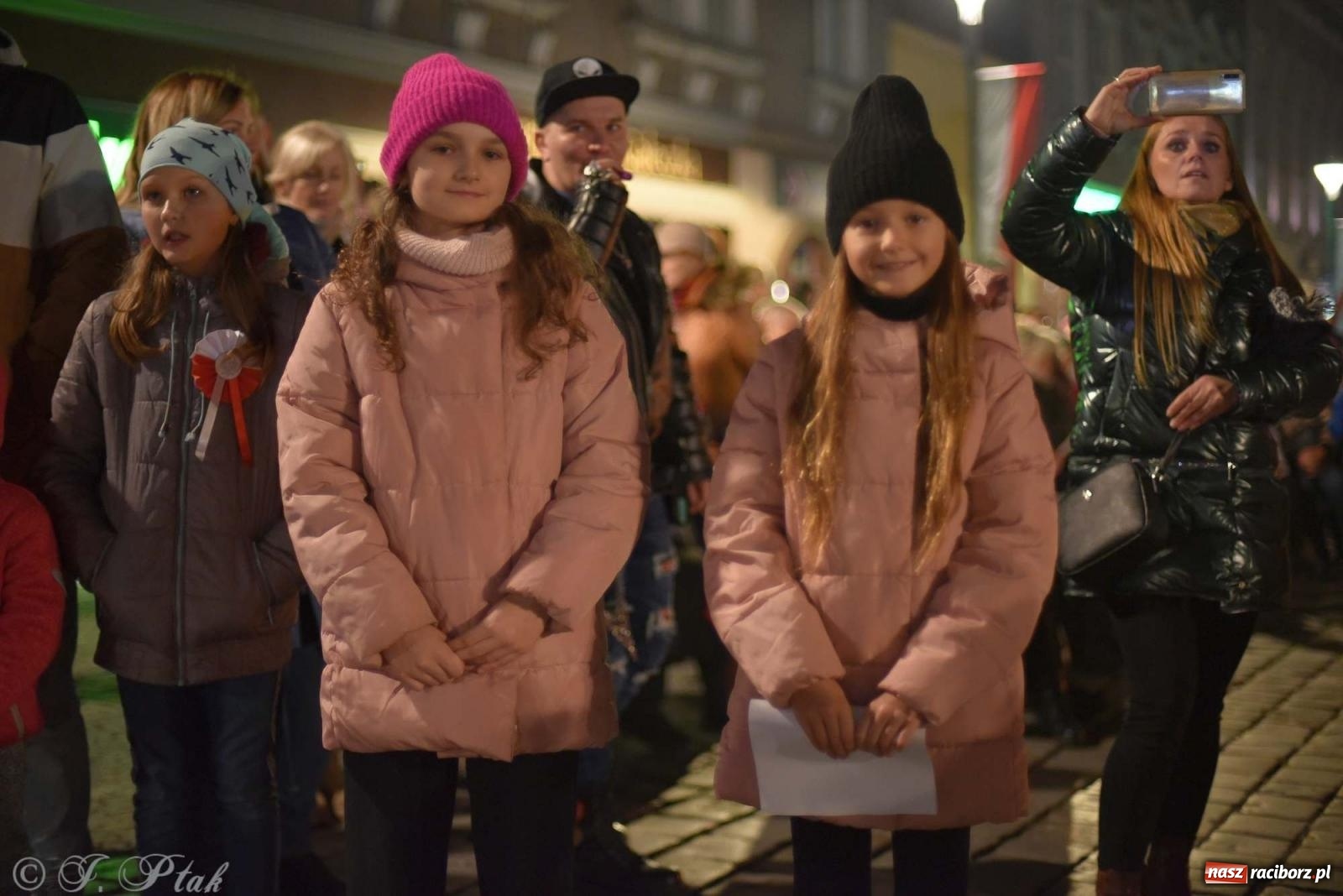 Zdjęcie w galerii na portalu naszraciborz.pl: Klimat jak z czasów legionów. Świąteczny piknik na raciborskim Rynku [FOTO i WIDEO] wiadomości z regionu