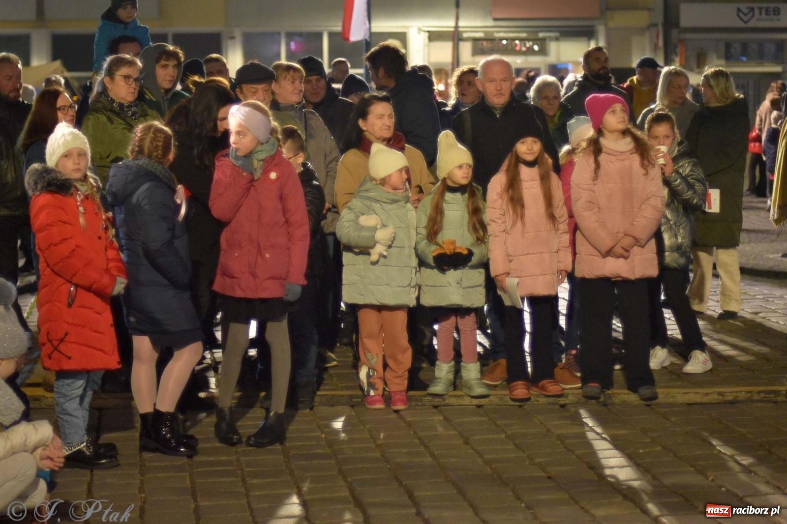Zdjęcie w galerii na portalu naszraciborz.pl: Klimat jak z czasów legionów. Świąteczny piknik na raciborskim Rynku [FOTO i WIDEO] wiadomości z regionu