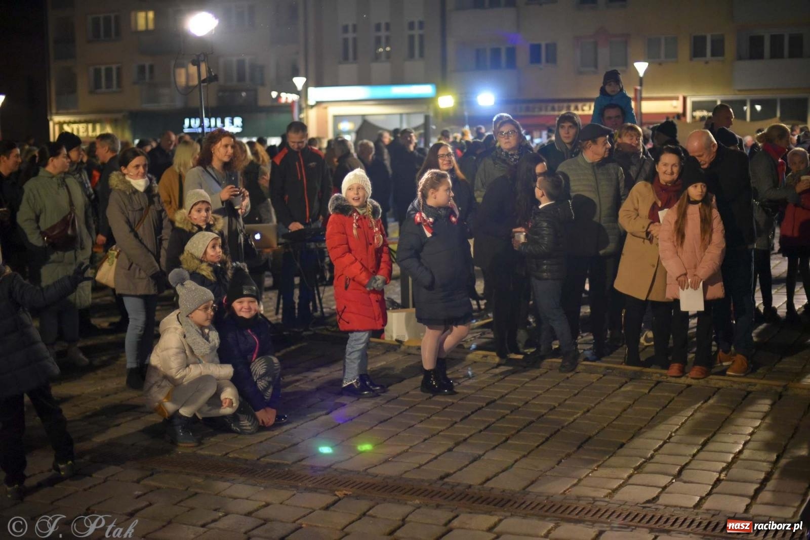 Zdjęcie w galerii na portalu naszraciborz.pl: Klimat jak z czasów legionów. Świąteczny piknik na raciborskim Rynku [FOTO i WIDEO] wiadomości z regionu