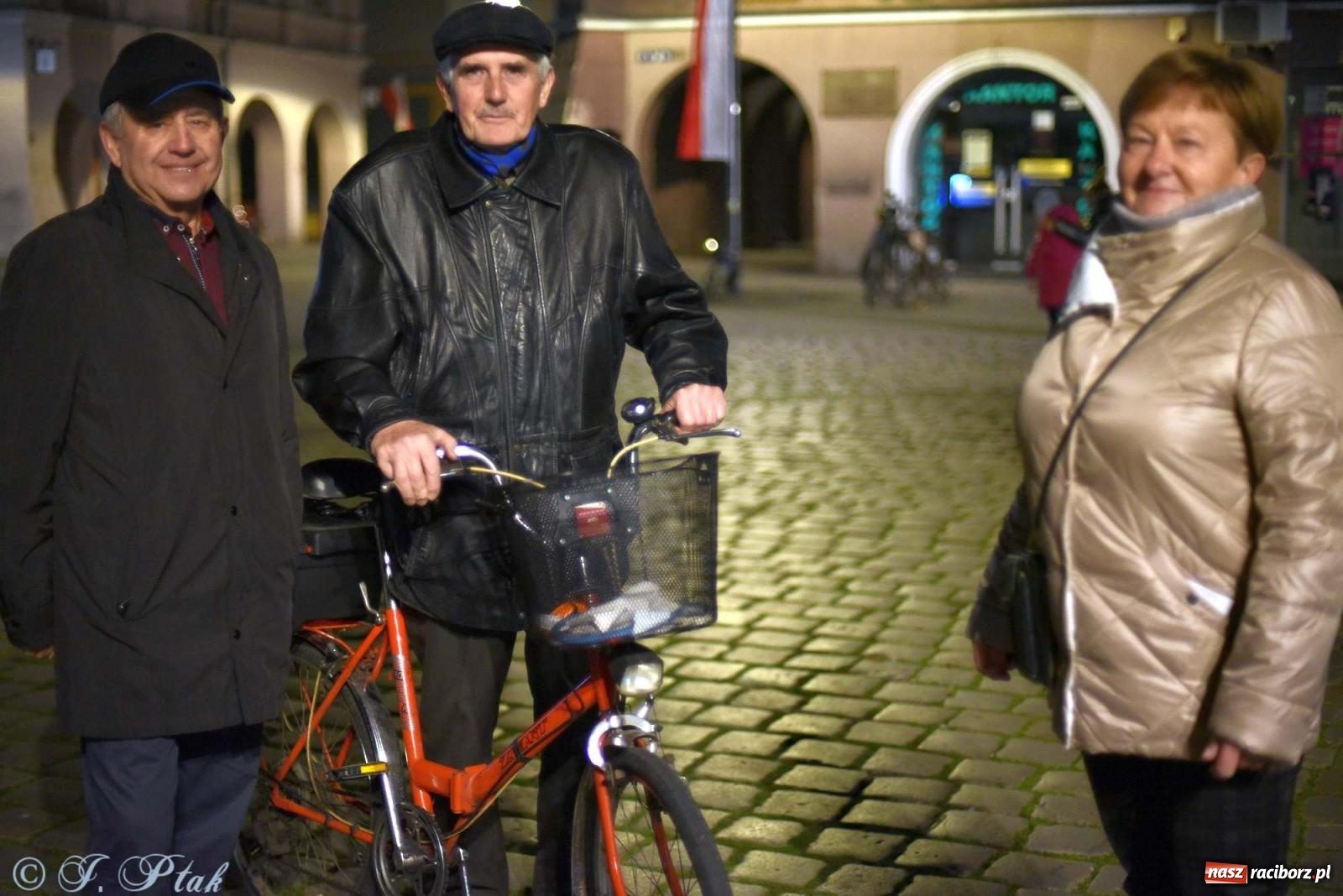 Zdjęcie w galerii na portalu naszraciborz.pl: Klimat jak z czasów legionów. Świąteczny piknik na raciborskim Rynku [FOTO i WIDEO] wiadomości z regionu