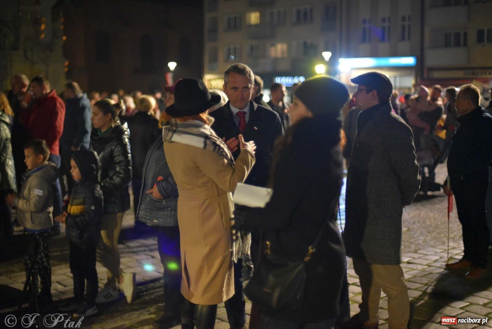 Zdjęcie w galerii na portalu naszraciborz.pl: Klimat jak z czasów legionów. Świąteczny piknik na raciborskim Rynku [FOTO i WIDEO] wiadomości z regionu