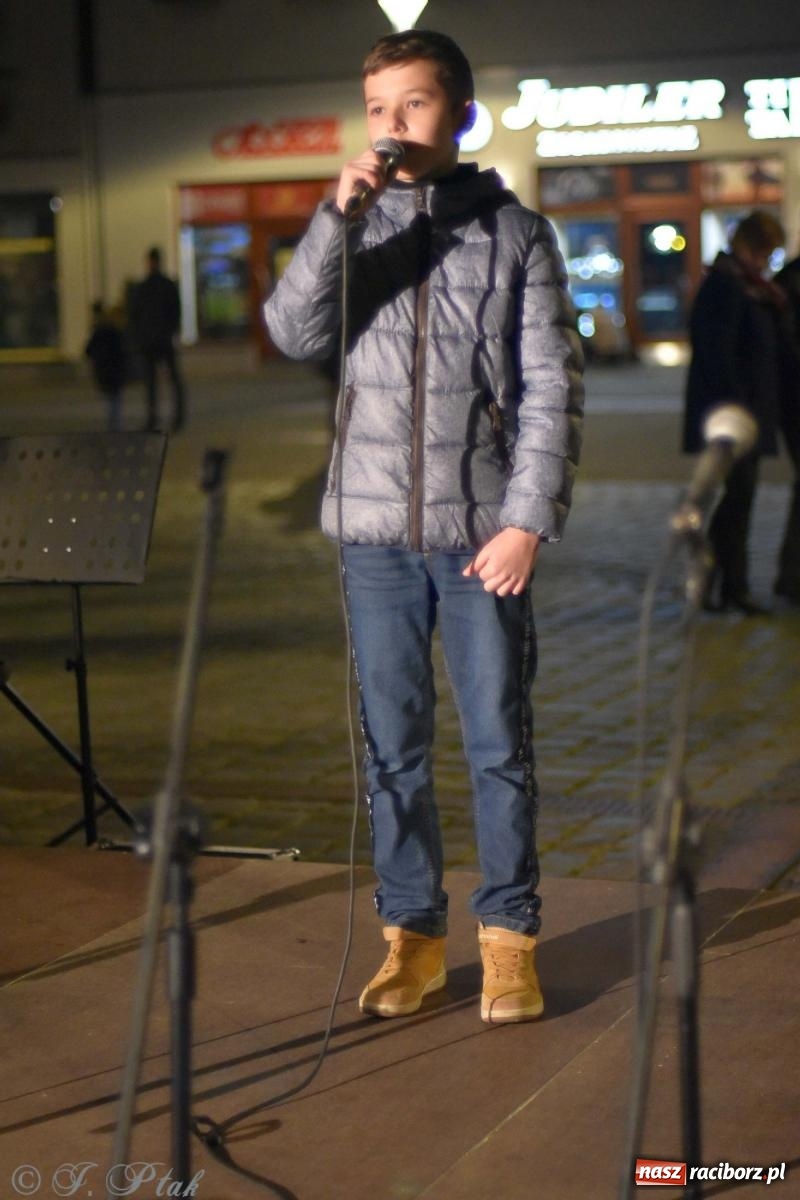 Zdjęcie w galerii na portalu naszraciborz.pl: Klimat jak z czasów legionów. Świąteczny piknik na raciborskim Rynku [FOTO i WIDEO] wiadomości z regionu