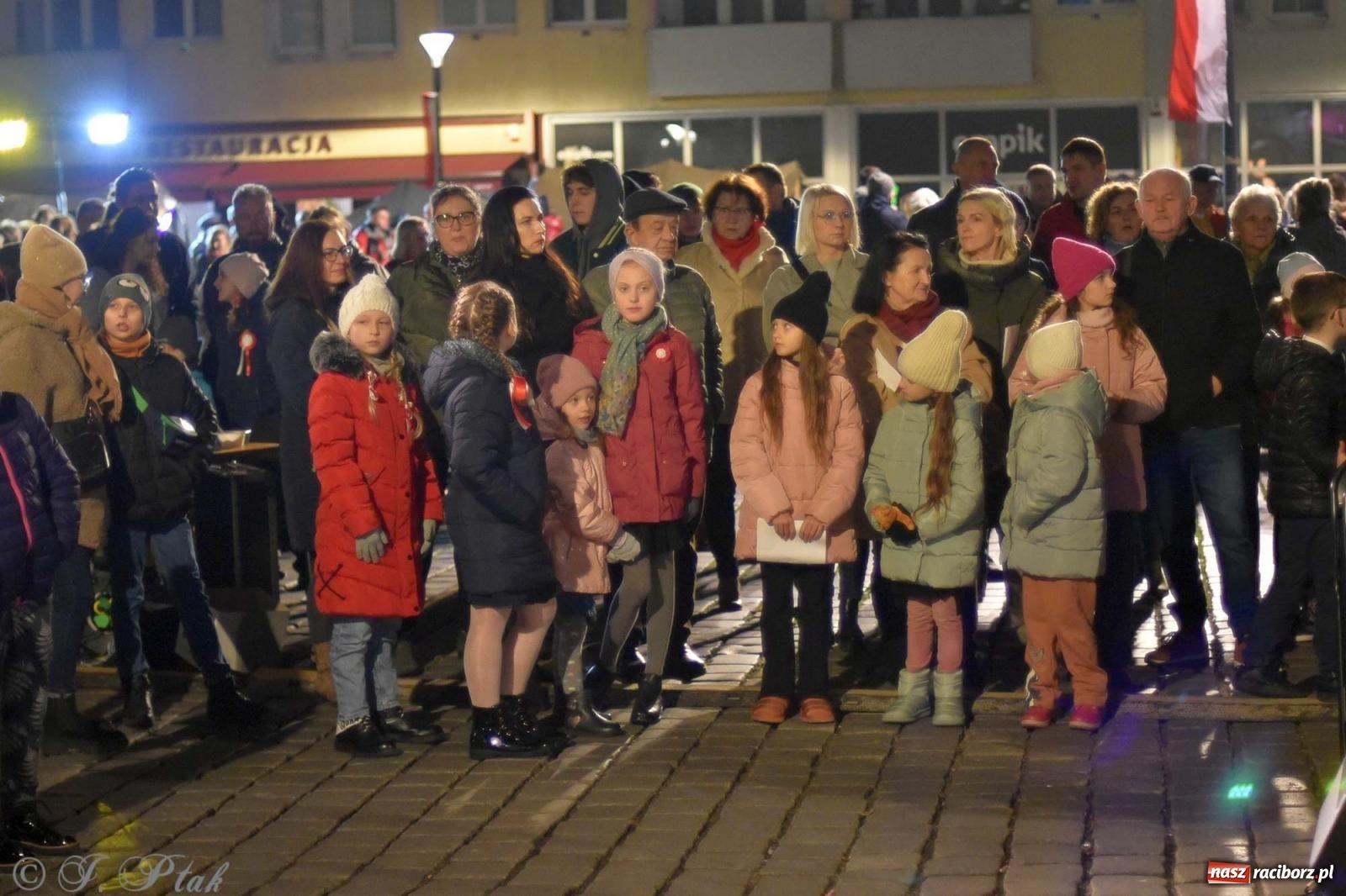 Zdjęcie w galerii na portalu naszraciborz.pl: Klimat jak z czasów legionów. Świąteczny piknik na raciborskim Rynku [FOTO i WIDEO] wiadomości z regionu