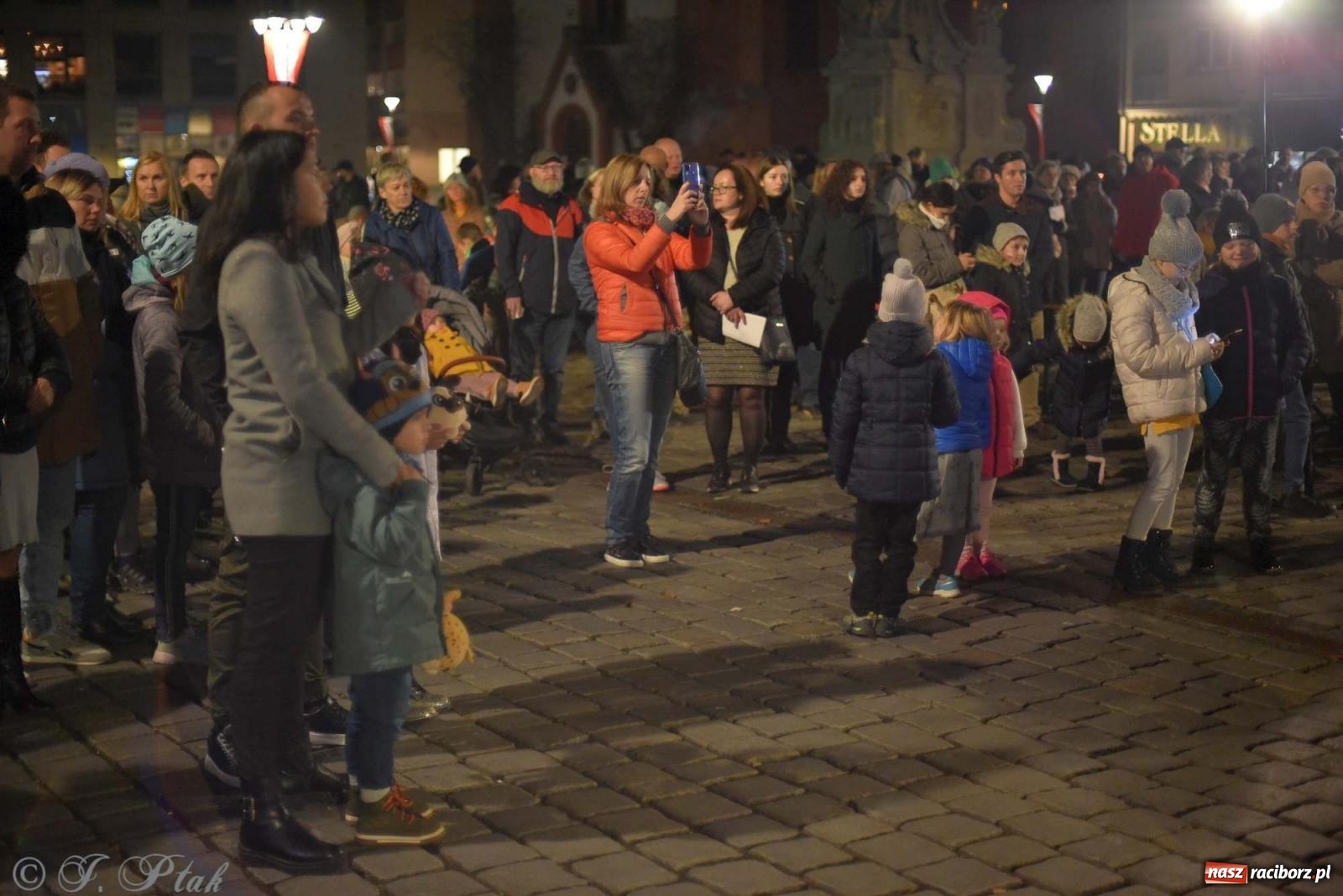 Zdjęcie w galerii na portalu naszraciborz.pl: Klimat jak z czasów legionów. Świąteczny piknik na raciborskim Rynku [FOTO i WIDEO] wiadomości z regionu