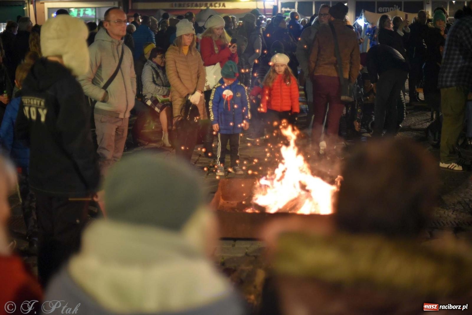 Zdjęcie w galerii na portalu naszraciborz.pl: Klimat jak z czasów legionów. Świąteczny piknik na raciborskim Rynku [FOTO i WIDEO] wiadomości z regionu