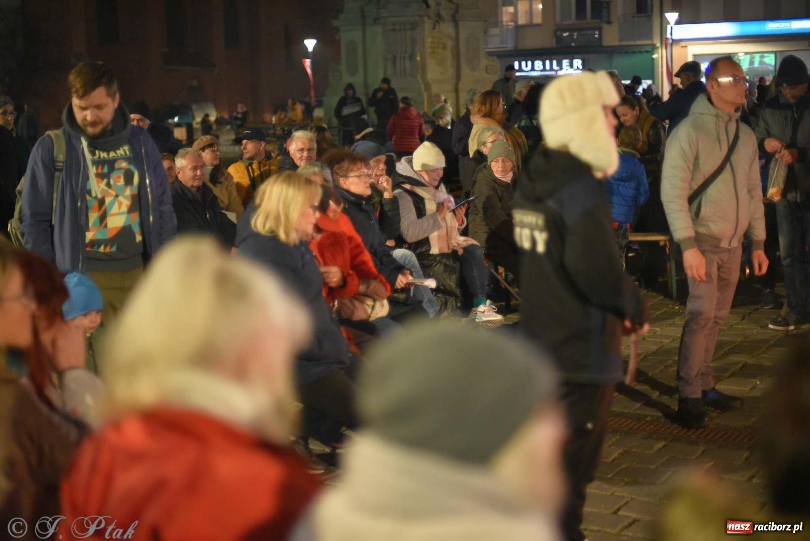 Zdjęcie w galerii na portalu naszraciborz.pl: Klimat jak z czasów legionów. Świąteczny piknik na raciborskim Rynku [FOTO i WIDEO] wiadomości z regionu