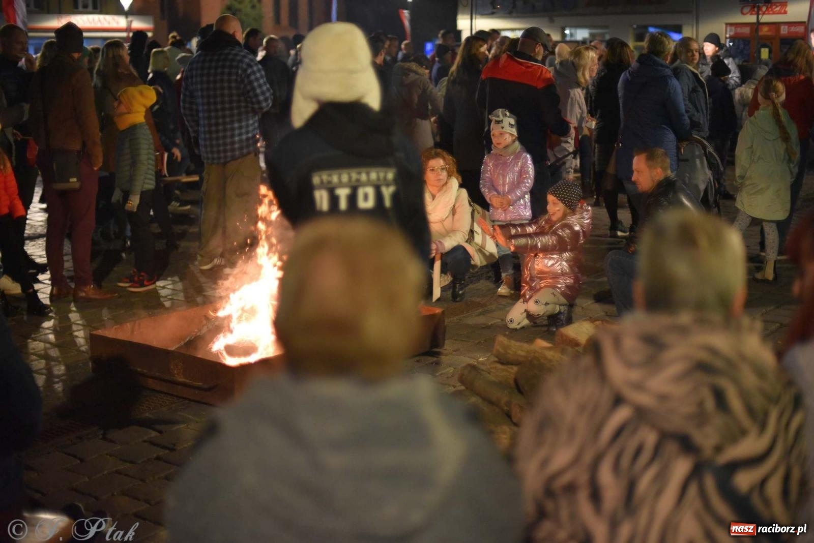 Zdjęcie w galerii na portalu naszraciborz.pl: Klimat jak z czasów legionów. Świąteczny piknik na raciborskim Rynku [FOTO i WIDEO] wiadomości z regionu