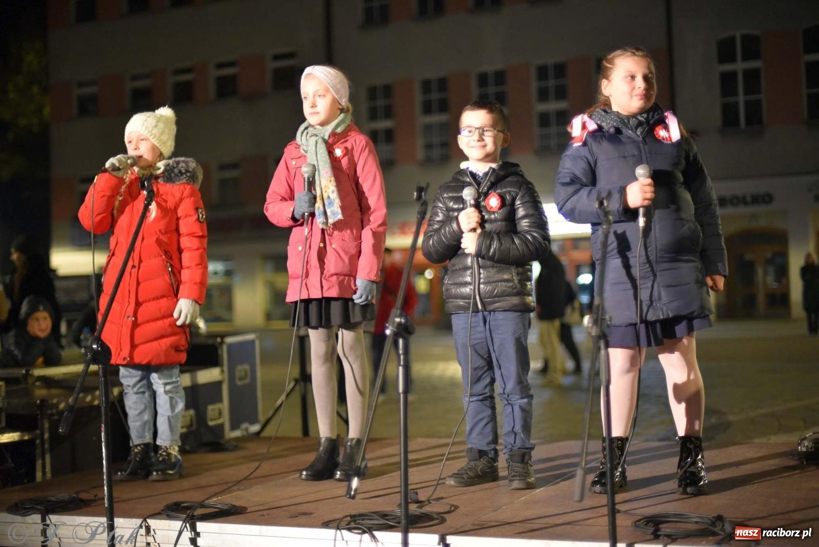 Zdjęcie w galerii na portalu naszraciborz.pl: Klimat jak z czasów legionów. Świąteczny piknik na raciborskim Rynku [FOTO i WIDEO] wiadomości z regionu