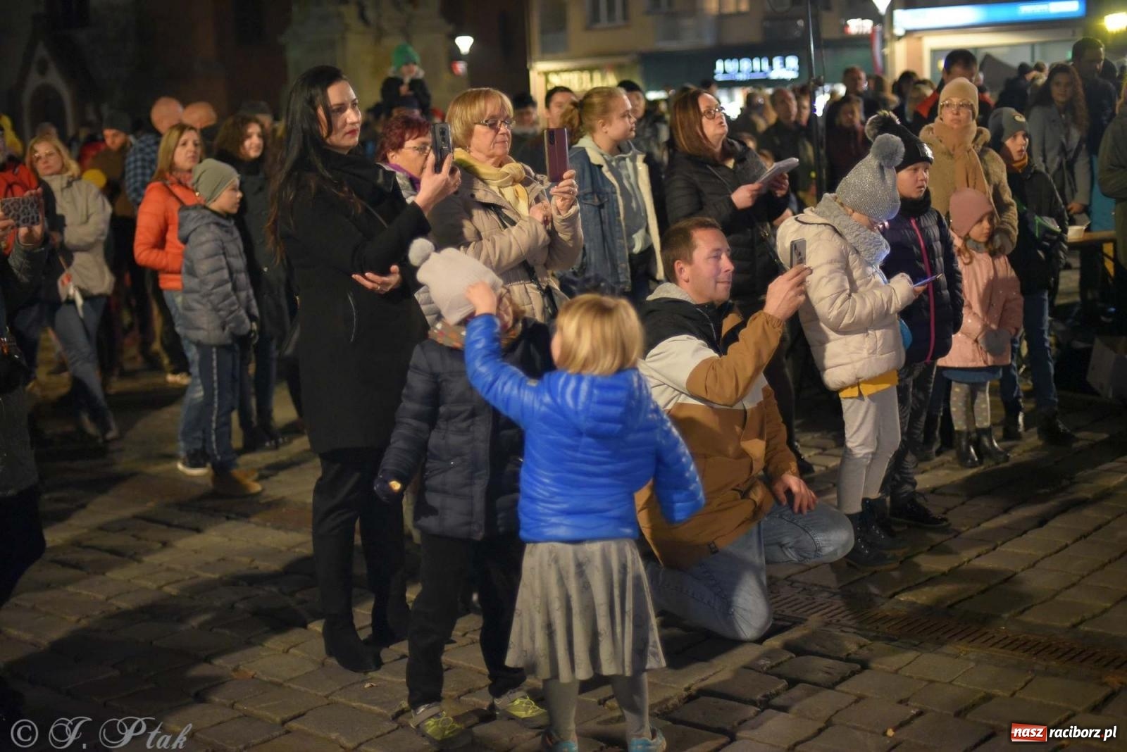 Zdjęcie w galerii na portalu naszraciborz.pl: Klimat jak z czasów legionów. Świąteczny piknik na raciborskim Rynku [FOTO i WIDEO] wiadomości z regionu