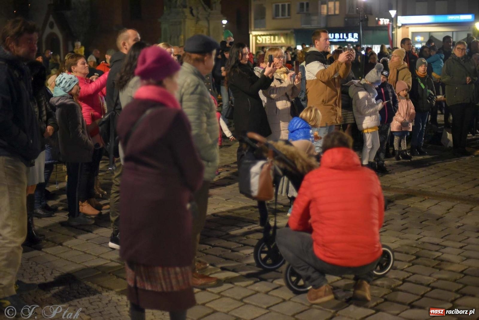Zdjęcie w galerii na portalu naszraciborz.pl: Klimat jak z czasów legionów. Świąteczny piknik na raciborskim Rynku [FOTO i WIDEO] wiadomości z regionu