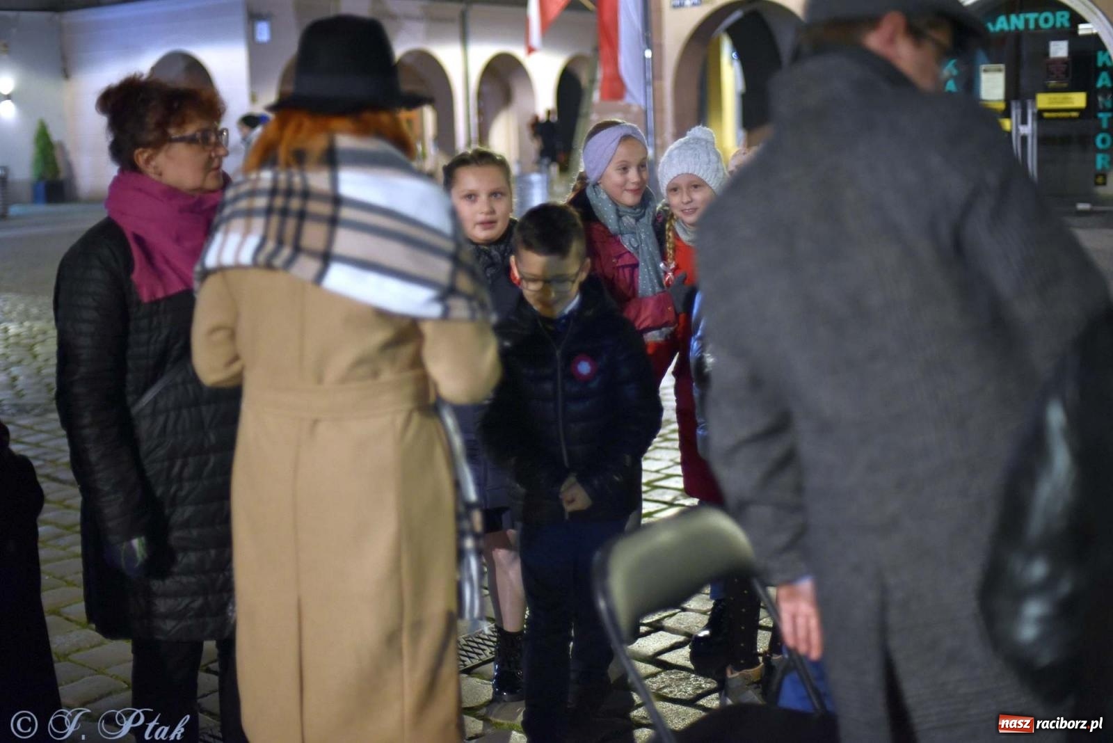 Zdjęcie w galerii na portalu naszraciborz.pl: Klimat jak z czasów legionów. Świąteczny piknik na raciborskim Rynku [FOTO i WIDEO] wiadomości z regionu