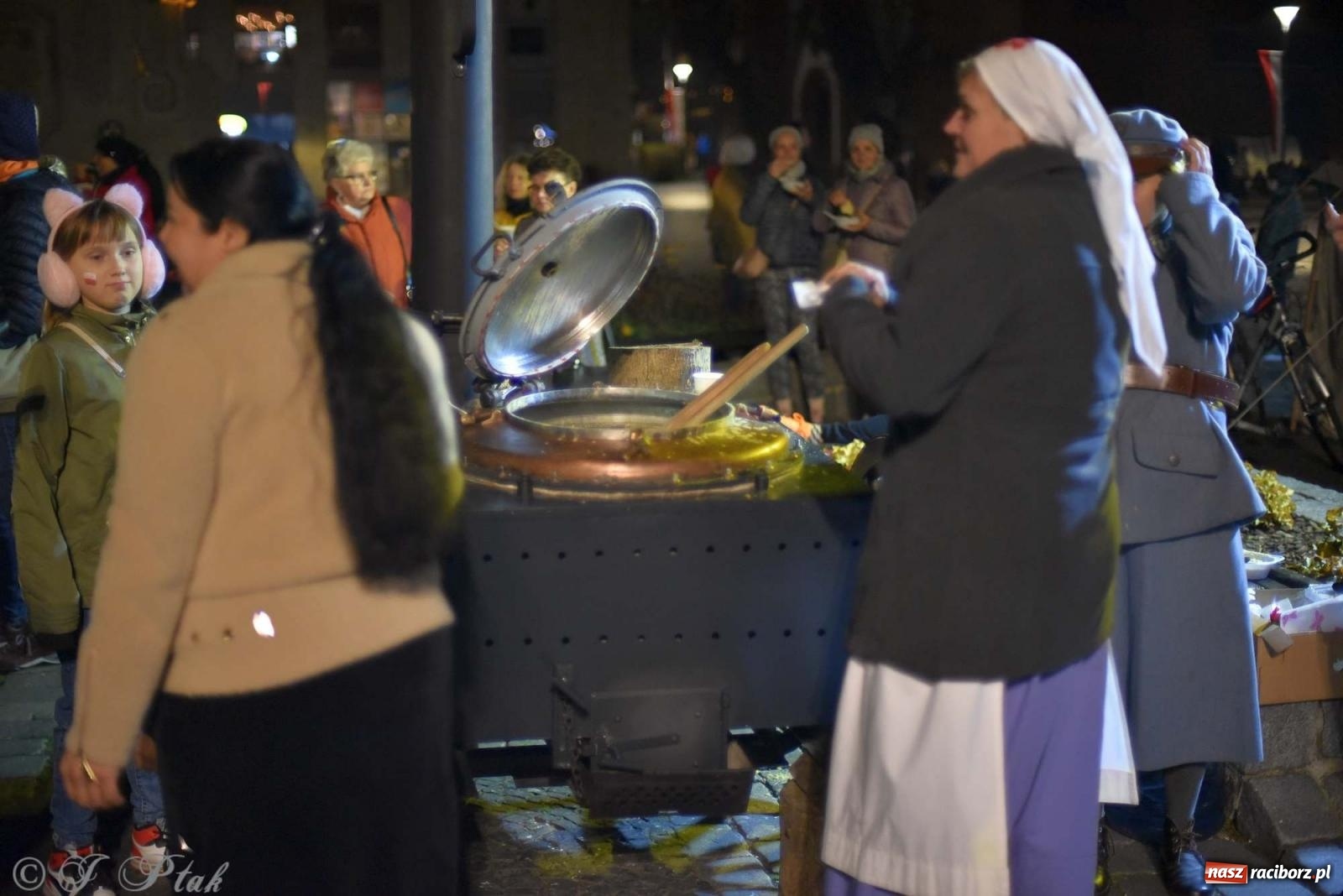 Zdjęcie w galerii na portalu naszraciborz.pl: Klimat jak z czasów legionów. Świąteczny piknik na raciborskim Rynku [FOTO i WIDEO] wiadomości z regionu