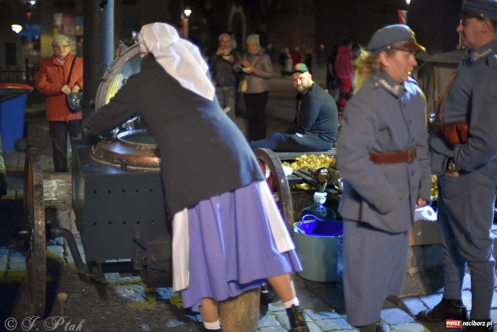 Zdjęcie w galerii na portalu naszraciborz.pl: Klimat jak z czasów legionów. Świąteczny piknik na raciborskim Rynku [FOTO i WIDEO] wiadomości z regionu