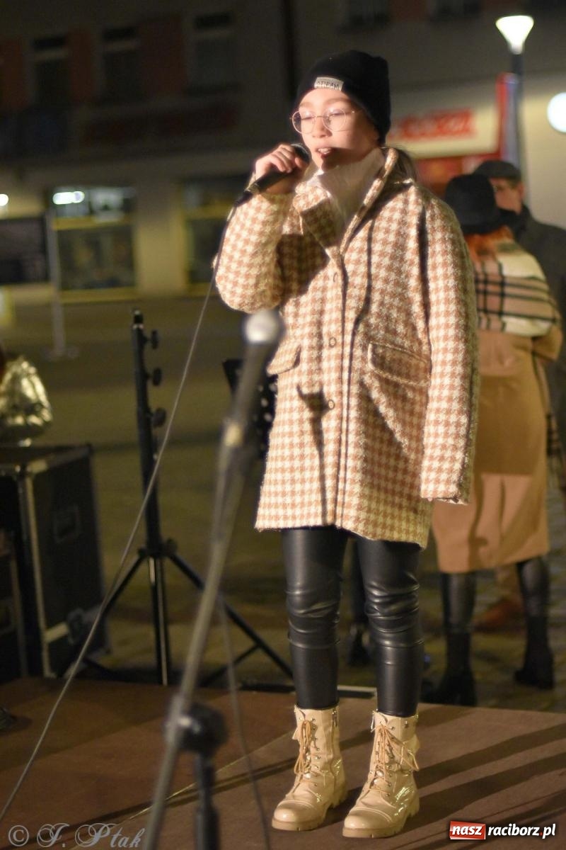 Zdjęcie w galerii na portalu naszraciborz.pl: Klimat jak z czasów legionów. Świąteczny piknik na raciborskim Rynku [FOTO i WIDEO] wiadomości z regionu