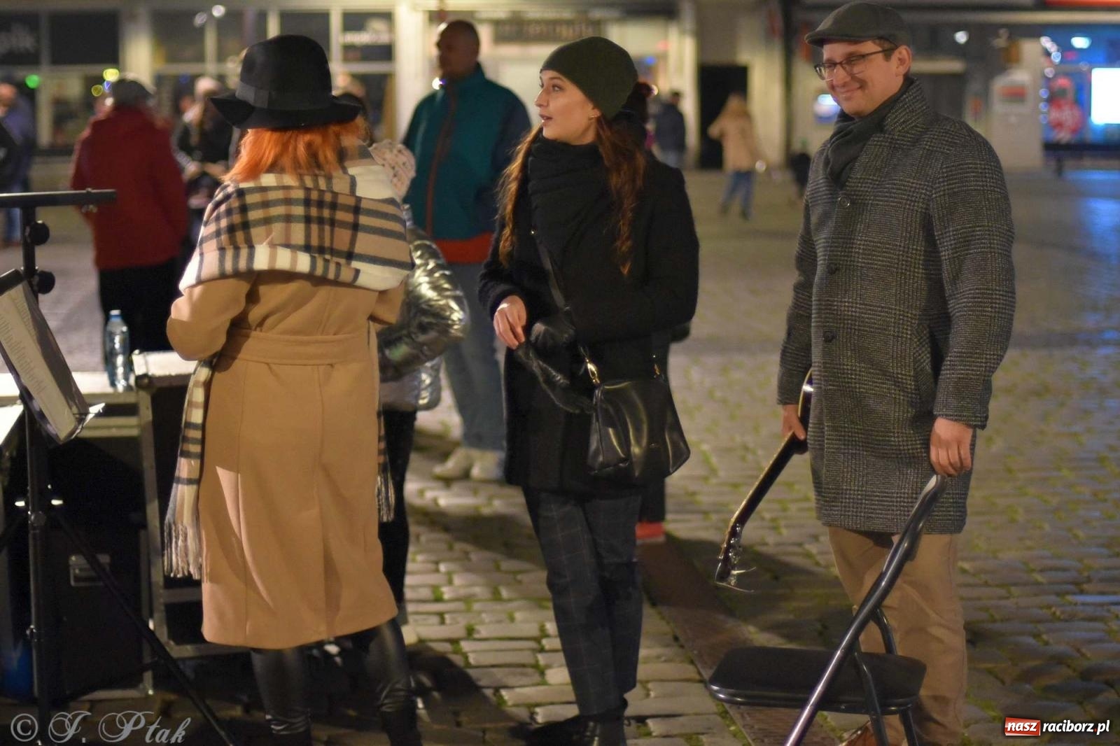 Zdjęcie w galerii na portalu naszraciborz.pl: Klimat jak z czasów legionów. Świąteczny piknik na raciborskim Rynku [FOTO i WIDEO] wiadomości z regionu