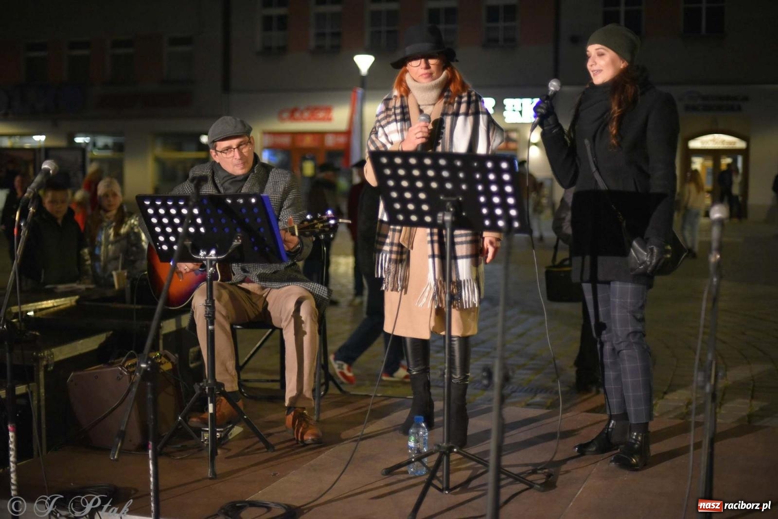 Zdjęcie w galerii na portalu naszraciborz.pl: Klimat jak z czasów legionów. Świąteczny piknik na raciborskim Rynku [FOTO i WIDEO] wiadomości z regionu