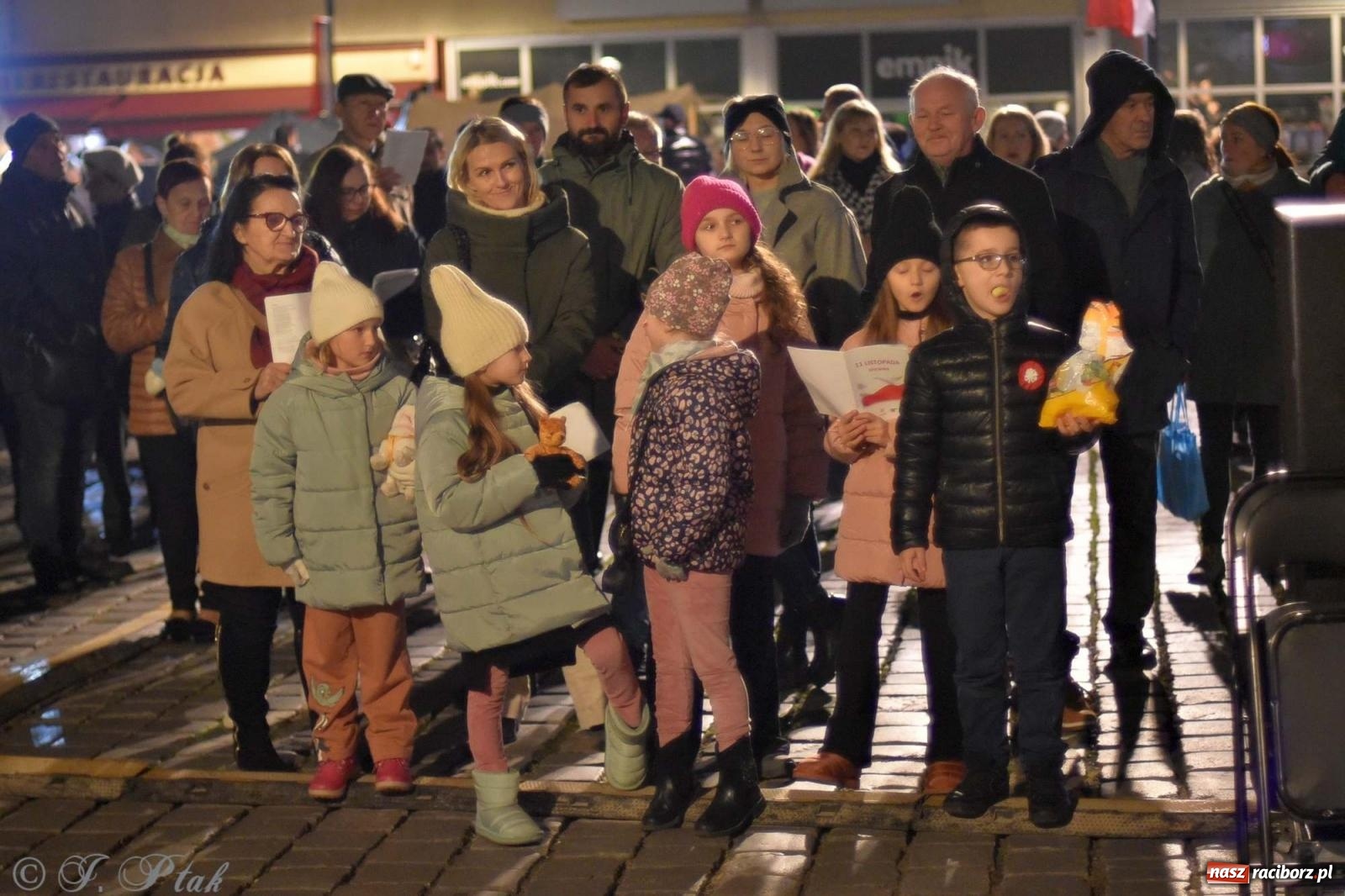 Zdjęcie w galerii na portalu naszraciborz.pl: Klimat jak z czasów legionów. Świąteczny piknik na raciborskim Rynku [FOTO i WIDEO] wiadomości z regionu