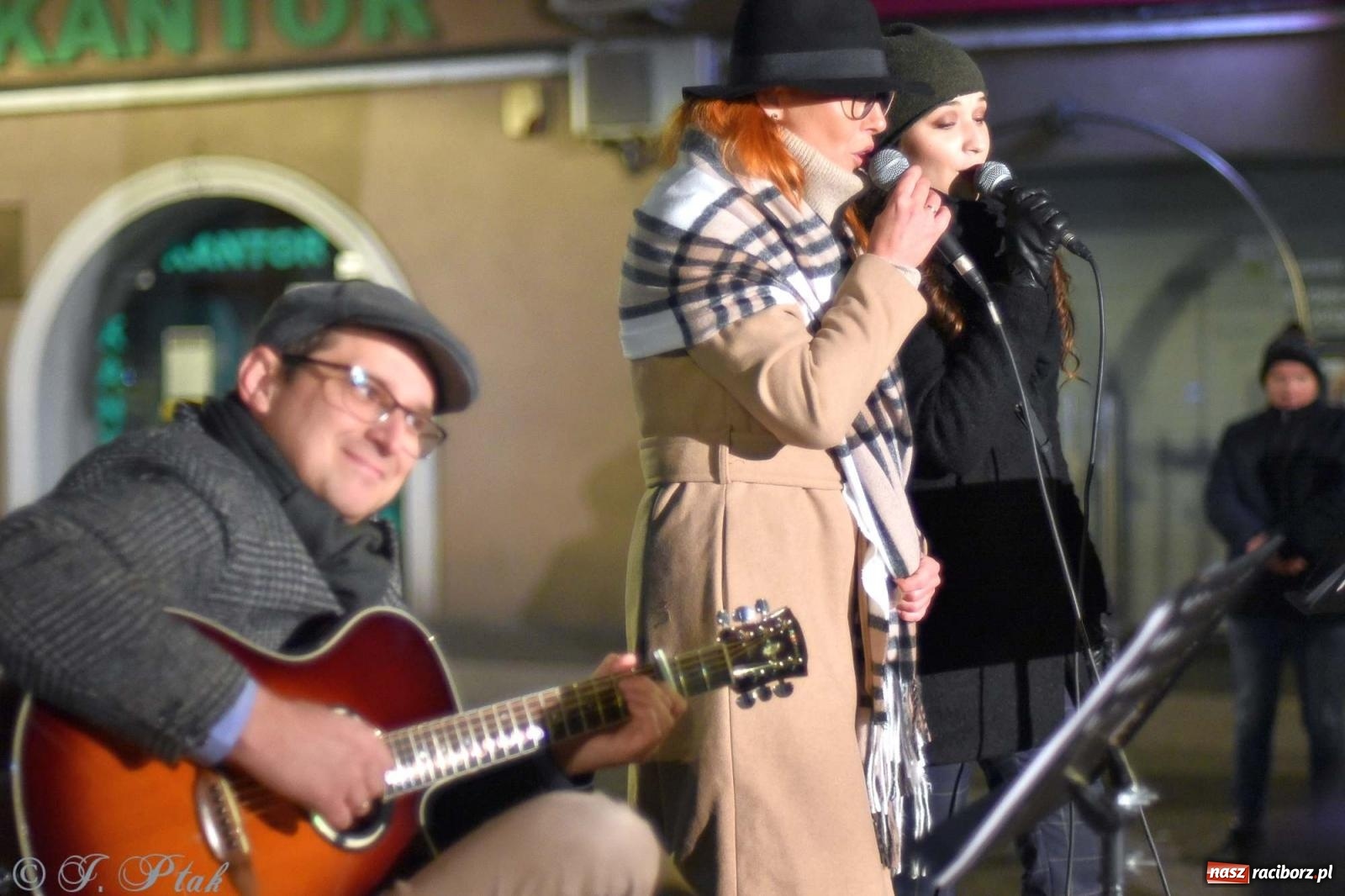 Zdjęcie w galerii na portalu naszraciborz.pl: Klimat jak z czasów legionów. Świąteczny piknik na raciborskim Rynku [FOTO i WIDEO] wiadomości z regionu