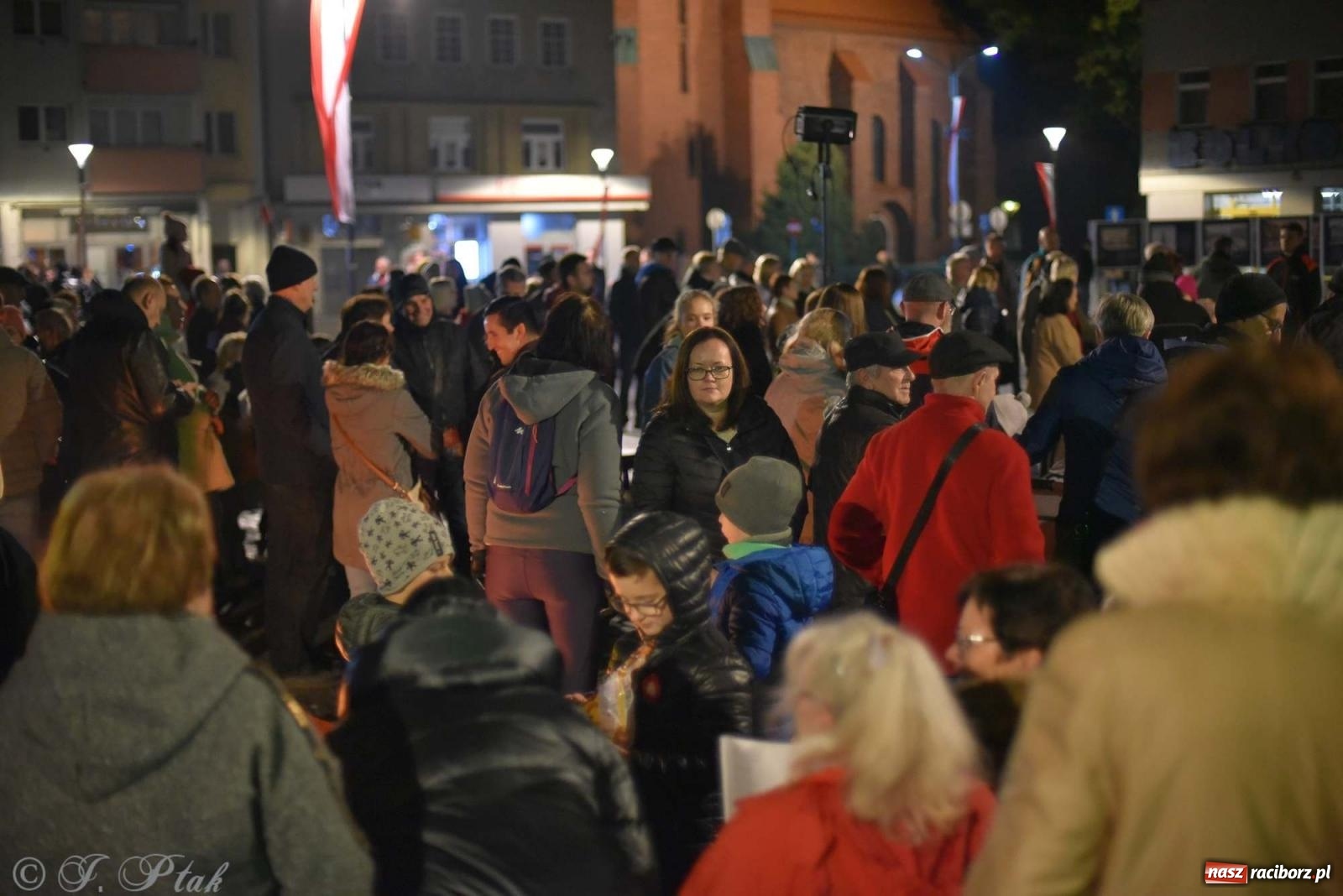 Zdjęcie w galerii na portalu naszraciborz.pl: Klimat jak z czasów legionów. Świąteczny piknik na raciborskim Rynku [FOTO i WIDEO] wiadomości z regionu
