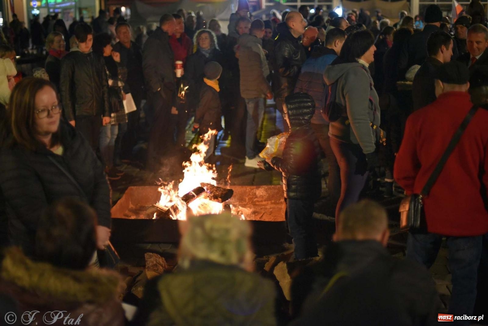 Zdjęcie w galerii na portalu naszraciborz.pl: Klimat jak z czasów legionów. Świąteczny piknik na raciborskim Rynku [FOTO i WIDEO] wiadomości z regionu