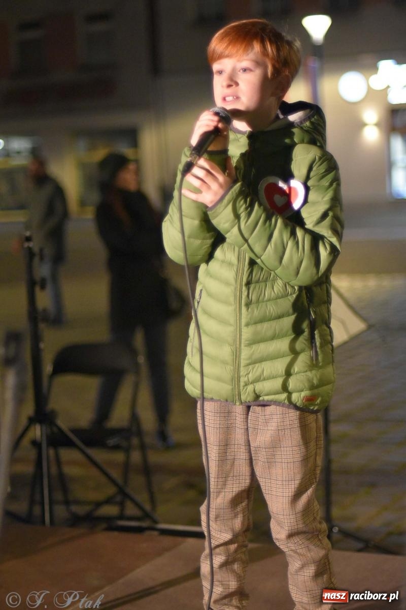 Zdjęcie w galerii na portalu naszraciborz.pl: Klimat jak z czasów legionów. Świąteczny piknik na raciborskim Rynku [FOTO i WIDEO] wiadomości z regionu