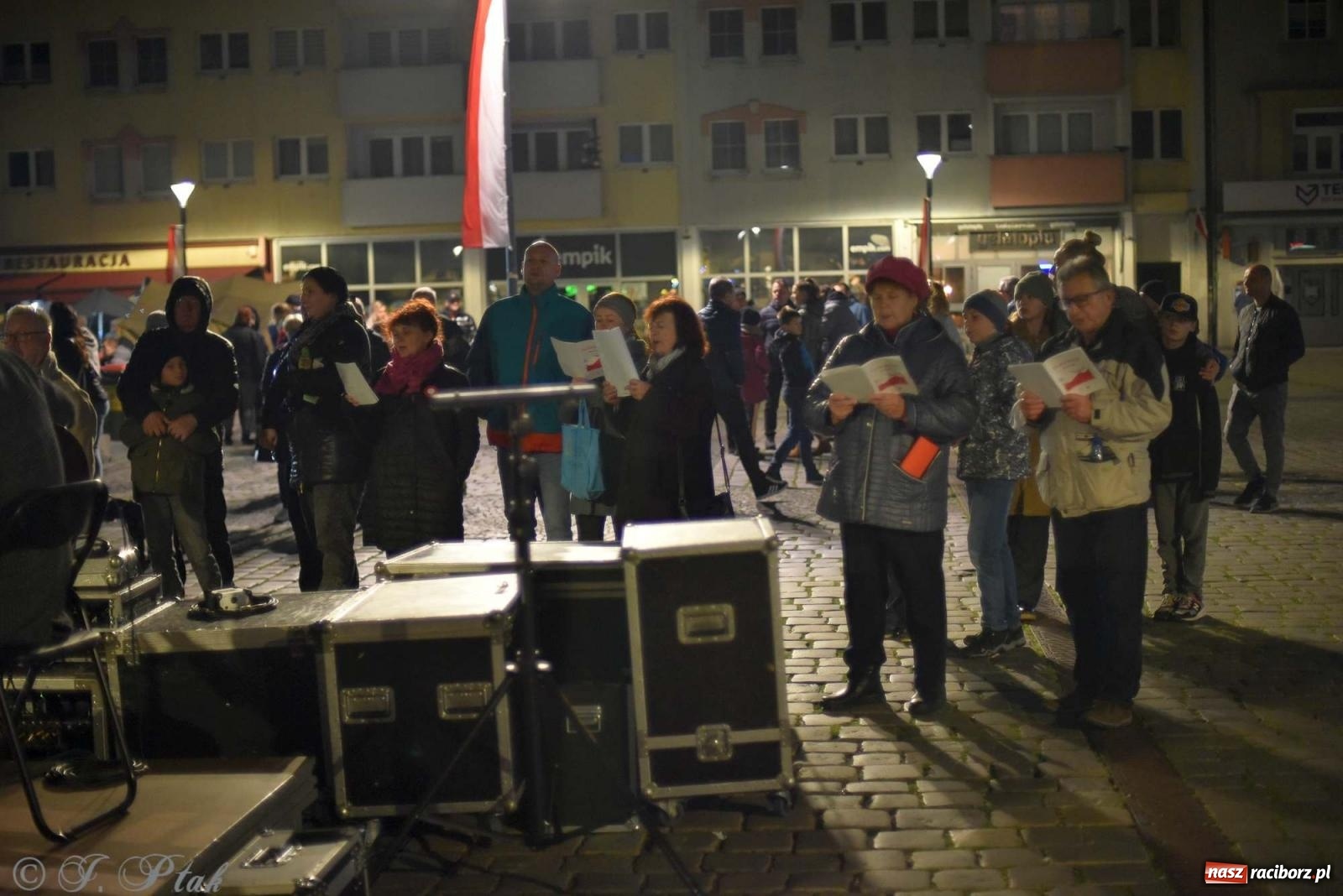 Zdjęcie w galerii na portalu naszraciborz.pl: Klimat jak z czasów legionów. Świąteczny piknik na raciborskim Rynku [FOTO i WIDEO] wiadomości z regionu