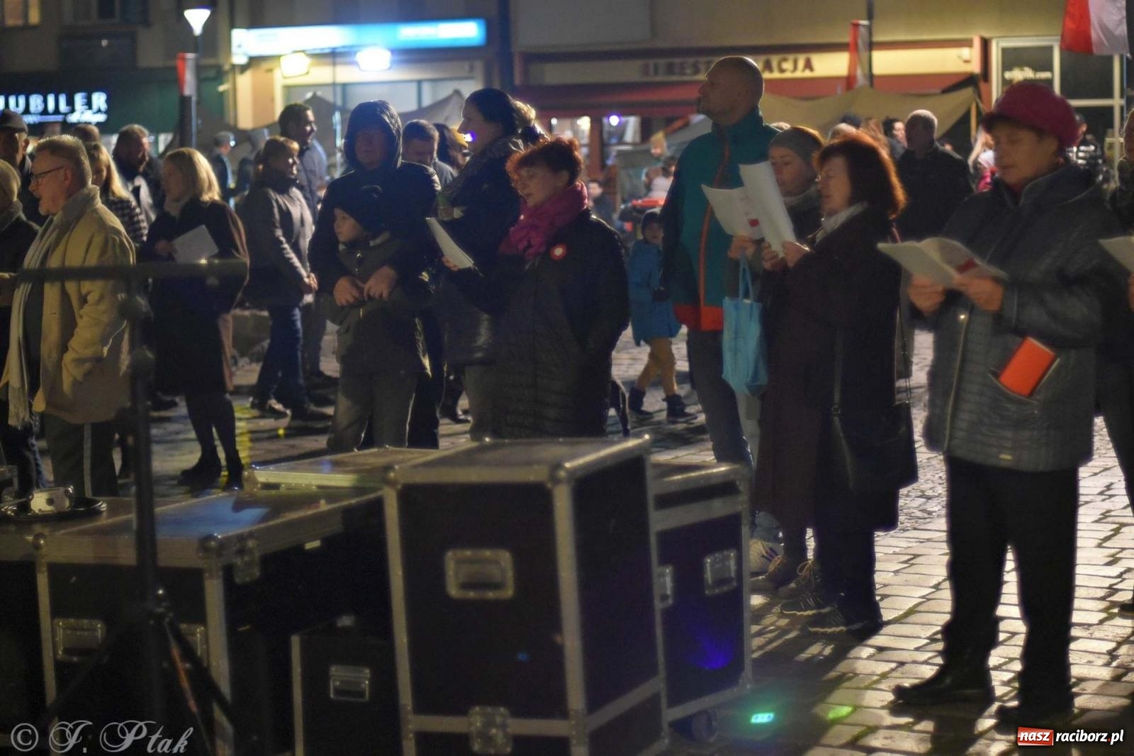 Zdjęcie w galerii na portalu naszraciborz.pl: Klimat jak z czasów legionów. Świąteczny piknik na raciborskim Rynku [FOTO i WIDEO] wiadomości z regionu