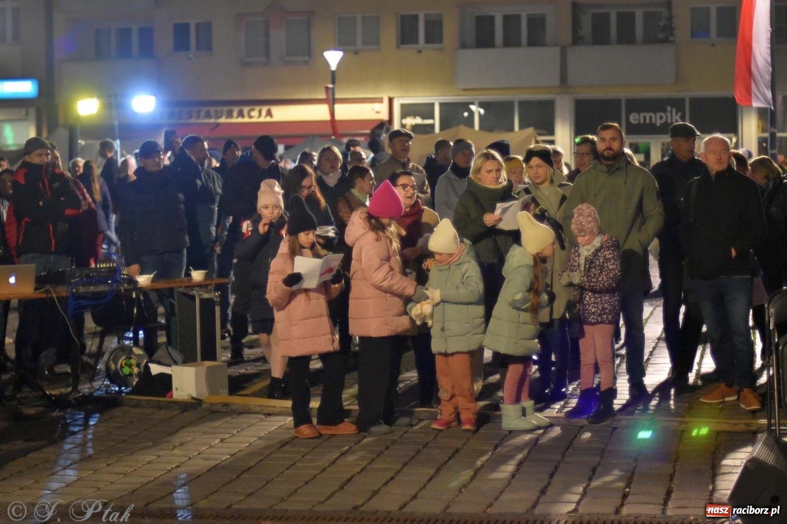 Zdjęcie w galerii na portalu naszraciborz.pl: Klimat jak z czasów legionów. Świąteczny piknik na raciborskim Rynku [FOTO i WIDEO] wiadomości z regionu