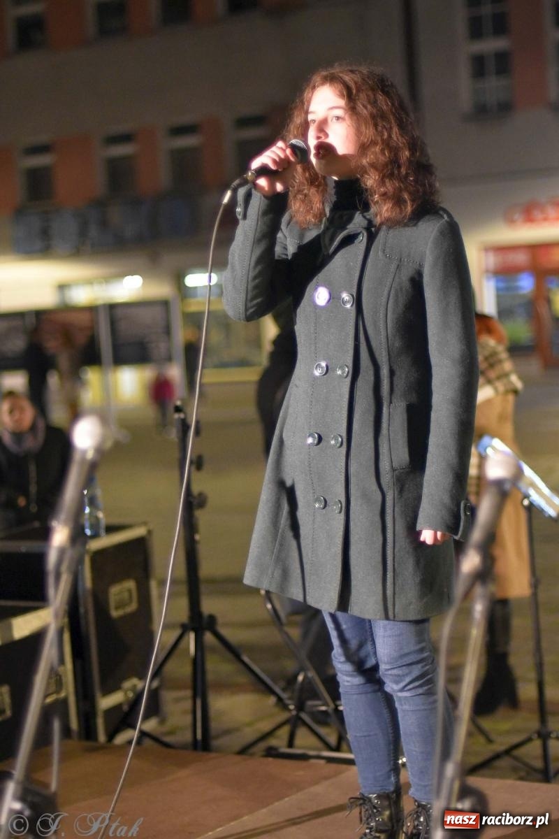 Zdjęcie w galerii na portalu naszraciborz.pl: Klimat jak z czasów legionów. Świąteczny piknik na raciborskim Rynku [FOTO i WIDEO] wiadomości z regionu