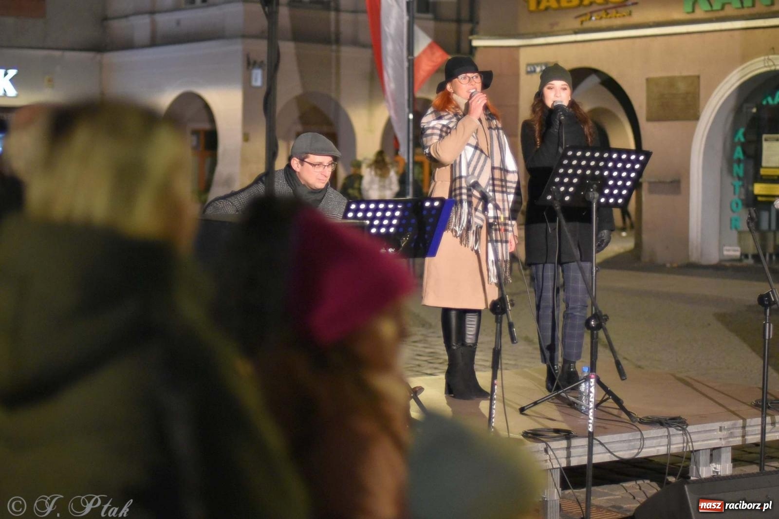 Zdjęcie w galerii na portalu naszraciborz.pl: Klimat jak z czasów legionów. Świąteczny piknik na raciborskim Rynku [FOTO i WIDEO] wiadomości z regionu