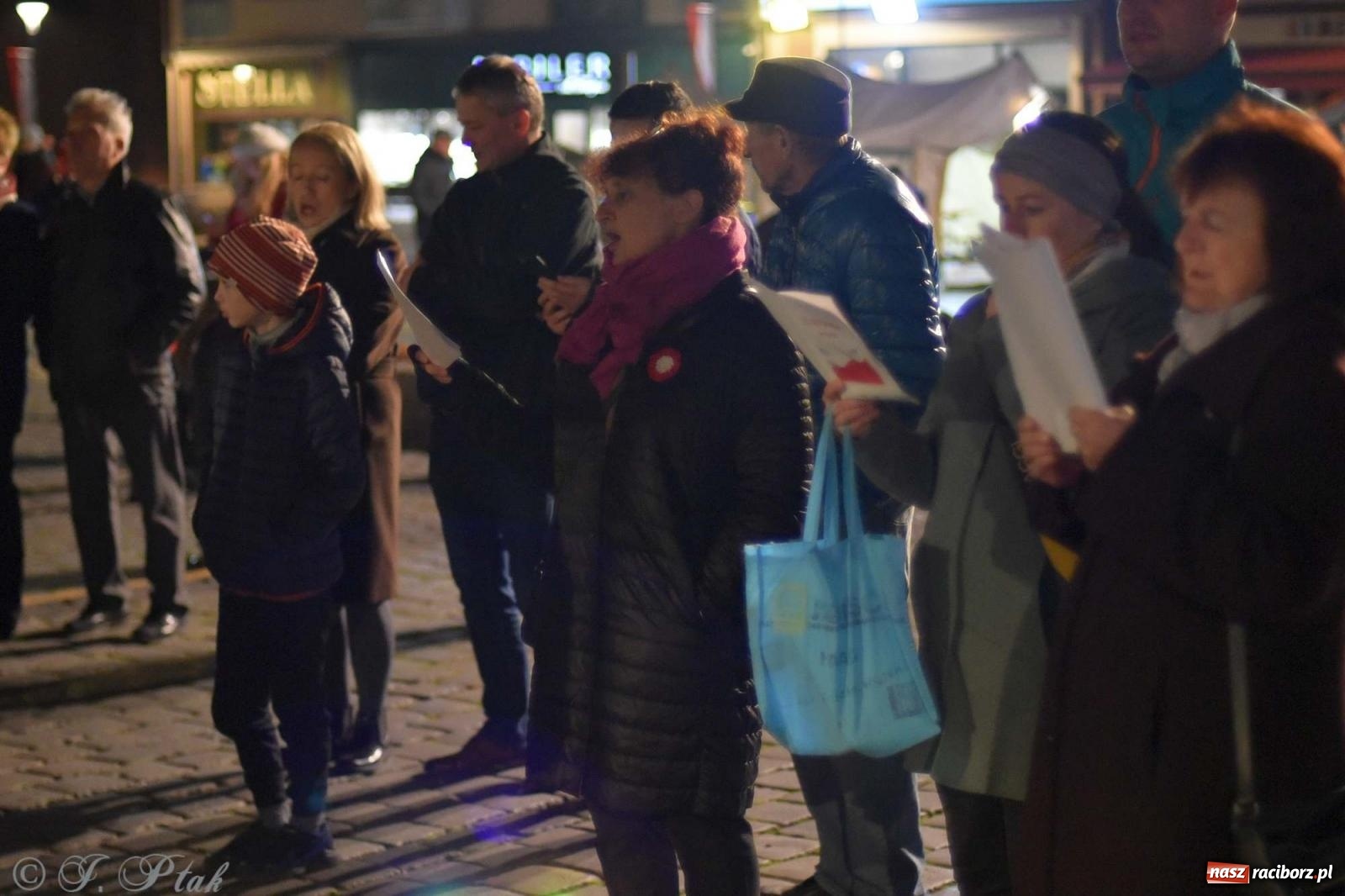 Zdjęcie w galerii na portalu naszraciborz.pl: Klimat jak z czasów legionów. Świąteczny piknik na raciborskim Rynku [FOTO i WIDEO] wiadomości z regionu