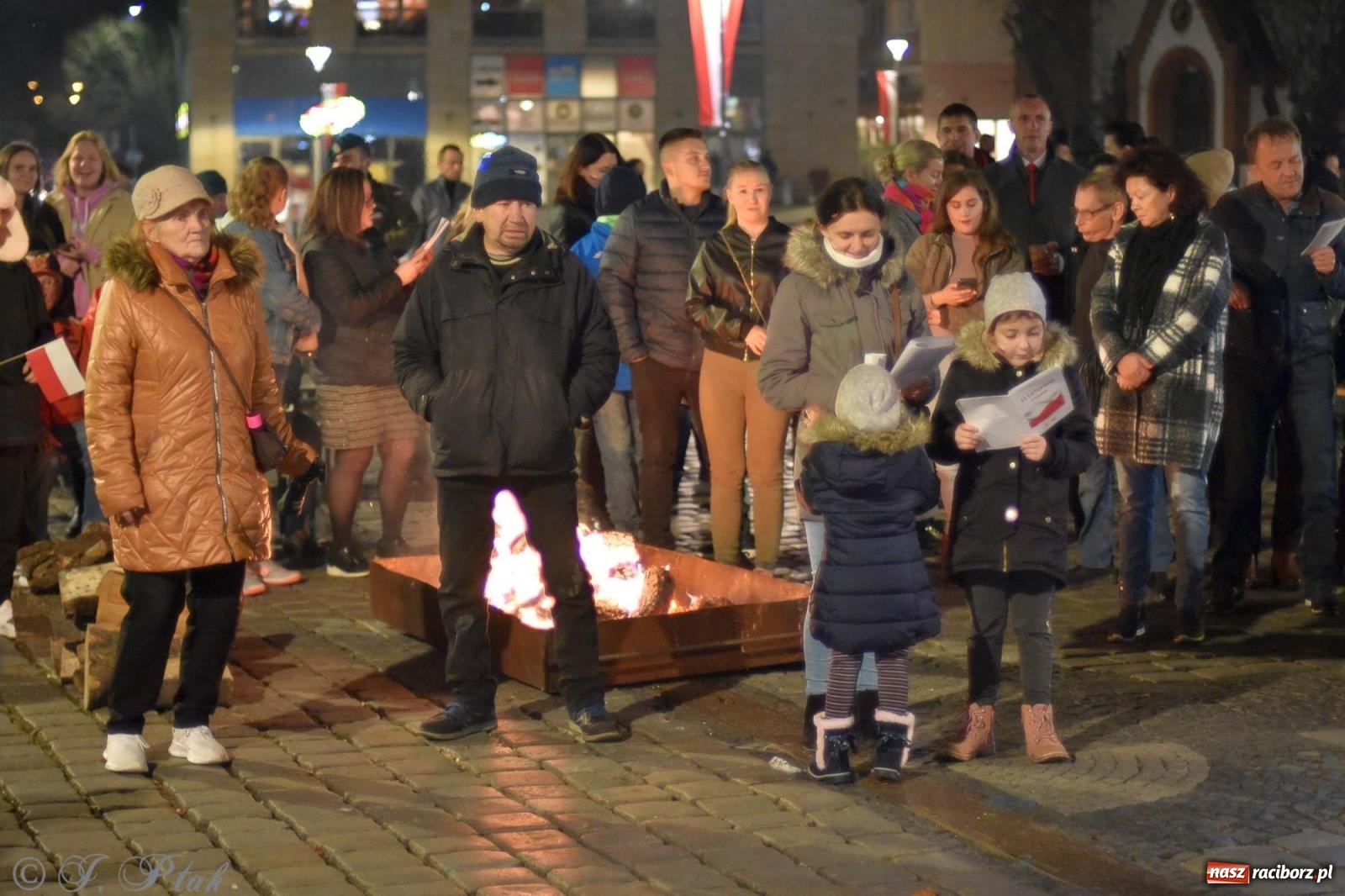 Zdjęcie w galerii na portalu naszraciborz.pl: Klimat jak z czasów legionów. Świąteczny piknik na raciborskim Rynku [FOTO i WIDEO] wiadomości z regionu