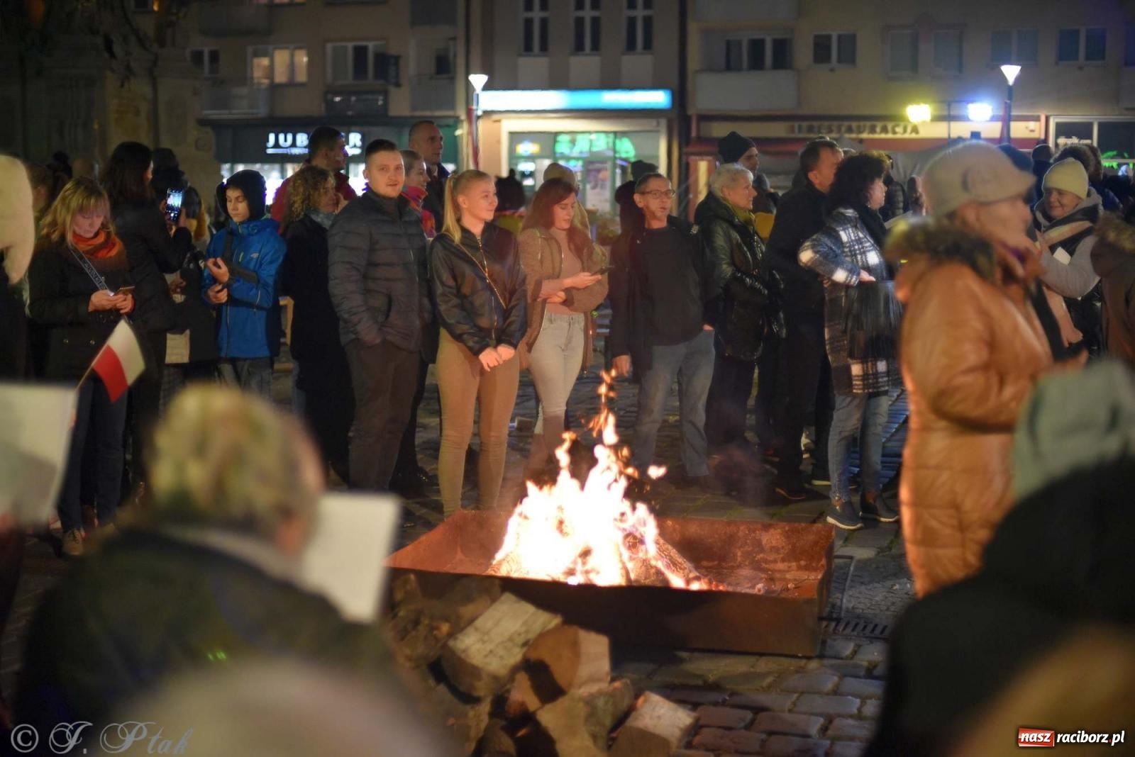 Zdjęcie w galerii na portalu naszraciborz.pl: Klimat jak z czasów legionów. Świąteczny piknik na raciborskim Rynku [FOTO i WIDEO] wiadomości z regionu